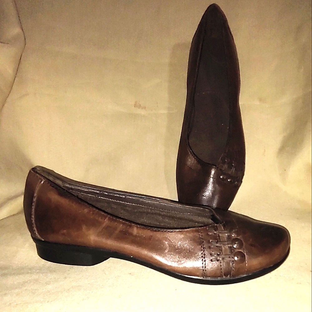 8.5 Clarks Leather Comfort Flats Loafers 3-Button/Loop Accent Round Toe EC